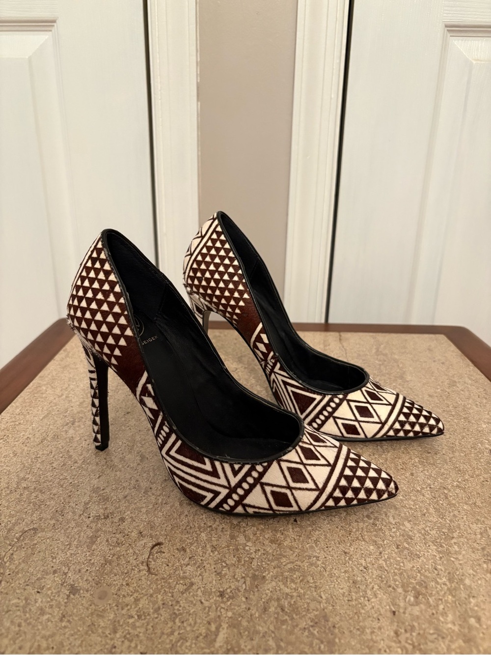 Patterned short fur Pointed-Toe High Heels in Brown & White